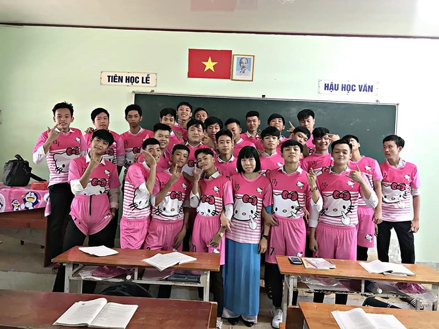 ‘Chơi lầy’ cuối cấp, teen Vĩnh Long chọn luôn áo lớp màu hồng Hello Kitty-1