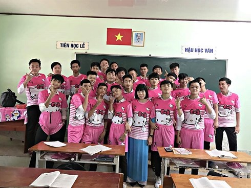 ‘Chơi lầy’ cuối cấp, teen Vĩnh Long chọn luôn áo lớp màu hồng Hello Kitty