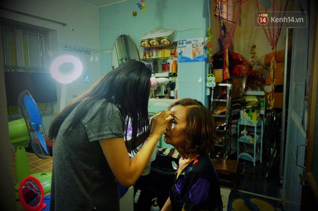 Khung cảnh đám cưới lãng mạn trong giờ phút cô dâu 61 tuổi chuẩn bị lên xe hoa về nhà chồng 26 tuổi-3