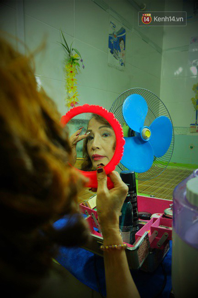 Khung cảnh đám cưới lãng mạn trong giờ phút cô dâu 61 tuổi chuẩn bị lên xe hoa về nhà chồng 26 tuổi-4