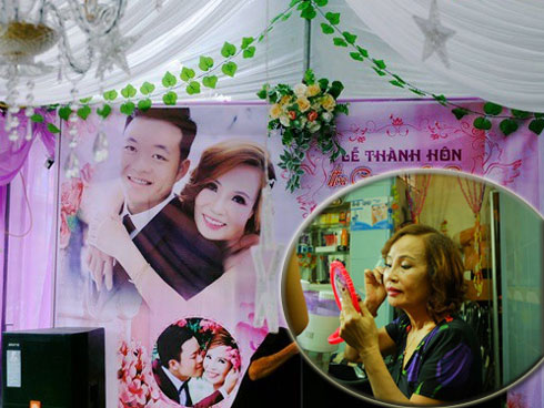 Cô dâu 62 tuổi xúc động khi chú rể 26 tuổi yêu cầu giữ nguyên bức hình cưới với chồng quá cố ở phòng khách-6