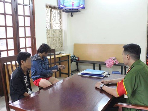 Công an tạm giữ hình sự 3 đối tượng tham gia trói bé trai vào gốc cây ở Hà Nội