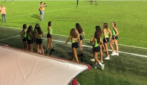 Dàn chân dài 16 tuổi mặc quần ngắn cũn cỡn làm ball girl khiến dư luận Italy nổ ra tranh cãi-1