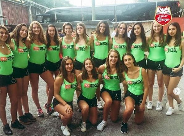 Dàn chân dài 16 tuổi mặc quần ngắn cũn cỡn làm ball girl khiến dư luận Italy nổ ra tranh cãi-3