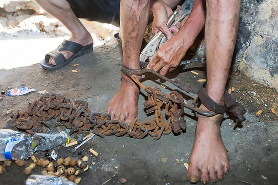 Anh ruột nhẫn tâm hành hạ và bỏ đói em gái đến thân tàn ma dại, chỉ cho ăn một lát bánh mì mỗi 4 ngày trong suốt 2 năm-4