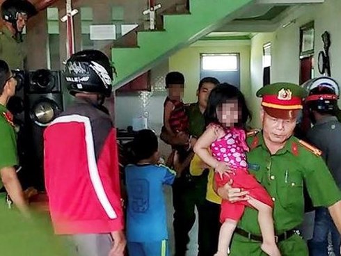 Phút cân não giải cứu 3 đứa trẻ bị bố ép