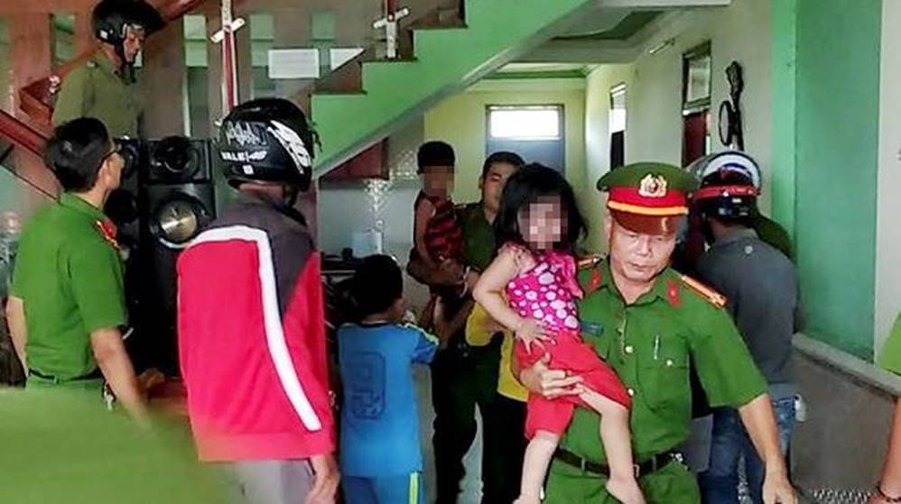 Phút cân não giải cứu 3 đứa trẻ bị bố ép chết chung-2