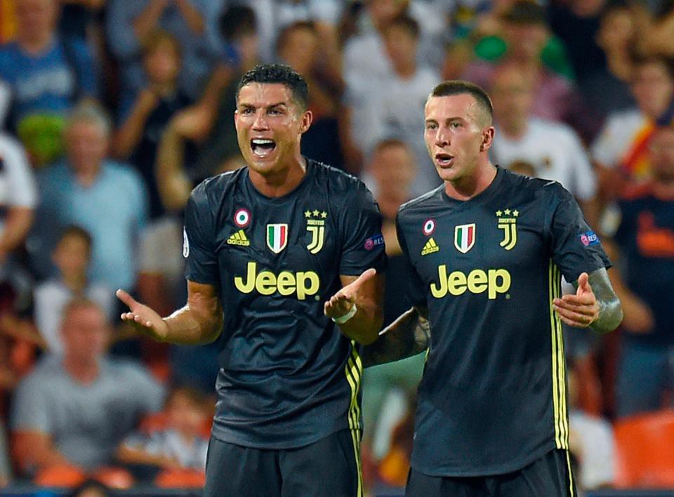 Fan xót thương khi thấy Ronaldo khóc, cho rằng trọng tài xử ép-1