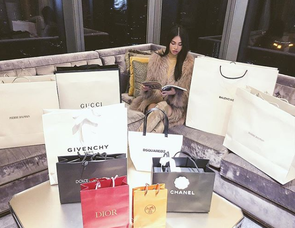 Những Hoa hậu chịu chơi của Vbiz: Mua hàng hiệu theo lố, đi du lịch sang chảnh ở khách sạn hàng chục triệu đồng/đêm-17