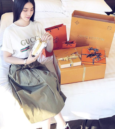 Những Hoa hậu chịu chơi của Vbiz: Mua hàng hiệu theo lố, đi du lịch sang chảnh ở khách sạn hàng chục triệu đồng/đêm-18