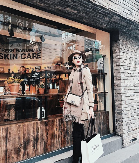 Những Hoa hậu chịu chơi của Vbiz: Mua hàng hiệu theo lố, đi du lịch sang chảnh ở khách sạn hàng chục triệu đồng/đêm-16