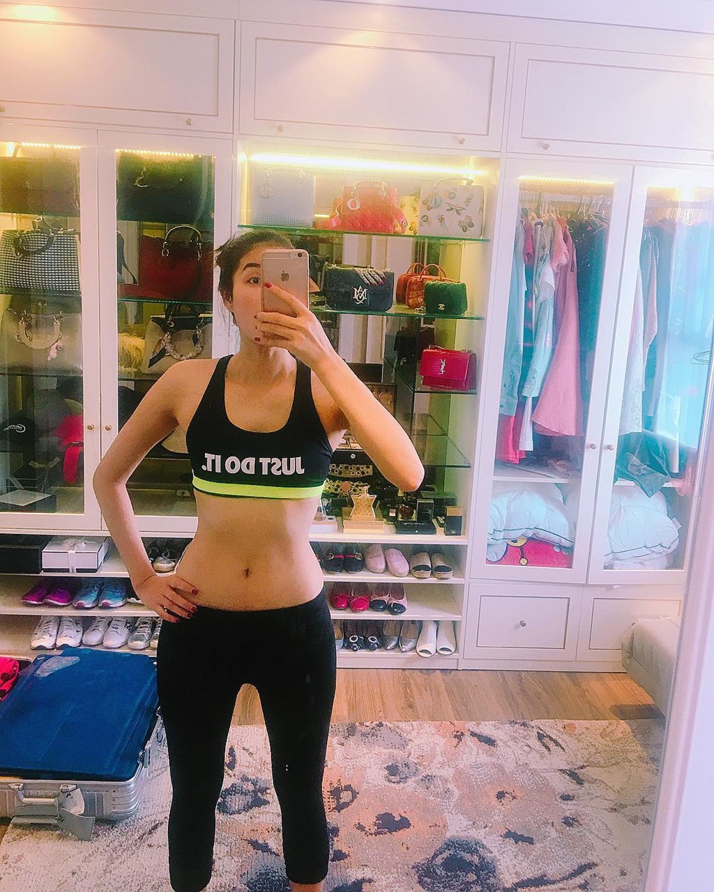 Những Hoa hậu chịu chơi của Vbiz: Mua hàng hiệu theo lố, đi du lịch sang chảnh ở khách sạn hàng chục triệu đồng/đêm-29