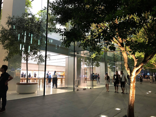 Dân buôn Việt ùn ùn kéo sang Singapore chờ xếp hàng mua iPhone mới-3