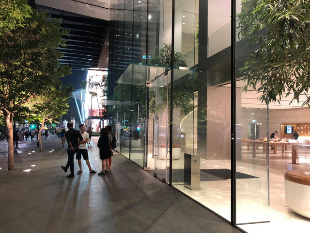 Dân buôn Việt ùn ùn kéo sang Singapore chờ xếp hàng mua iPhone mới-4