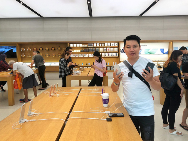 Dân buôn Việt ùn ùn kéo sang Singapore chờ xếp hàng mua iPhone mới-2