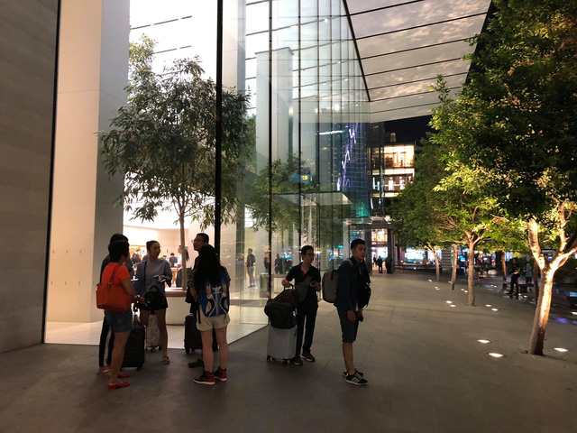 Dân buôn Việt ùn ùn kéo sang Singapore chờ xếp hàng mua iPhone mới-1