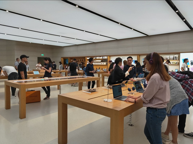 Dân buôn Việt ùn ùn kéo sang Singapore chờ xếp hàng mua iPhone mới-5