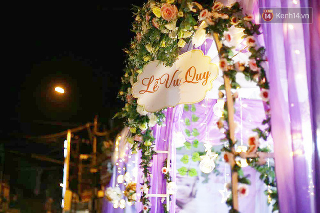 Cô dâu 62 tuổi xúc động khi chú rể 26 tuổi yêu cầu giữ nguyên bức hình cưới với chồng quá cố ở phòng khách-5