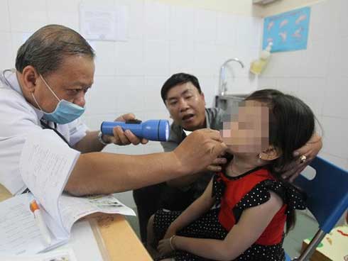 Gắp ốc vít hoen gỉ trong mũi bé trai 3 tuổi-1