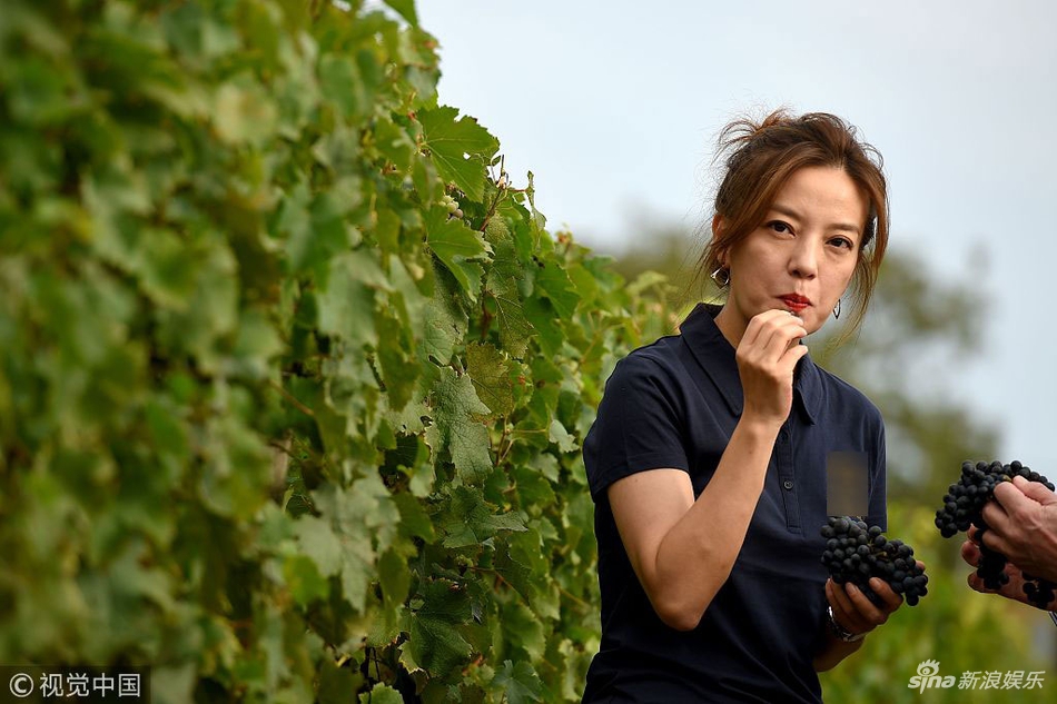 Én nhỏ Triệu Vy lộ da nhăn nheo, răng cái trắng cái ngà-1