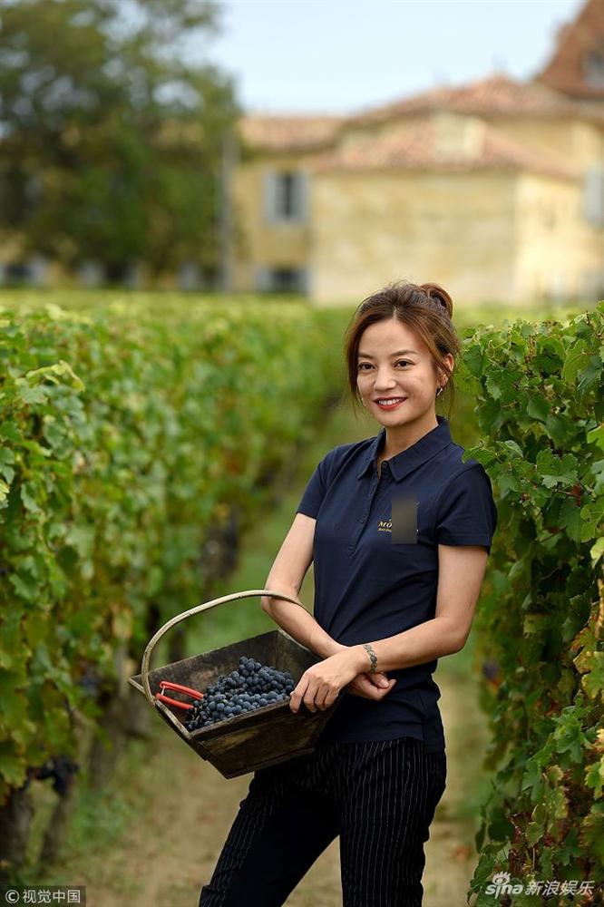 Én nhỏ Triệu Vy lộ da nhăn nheo, răng cái trắng cái ngà-2