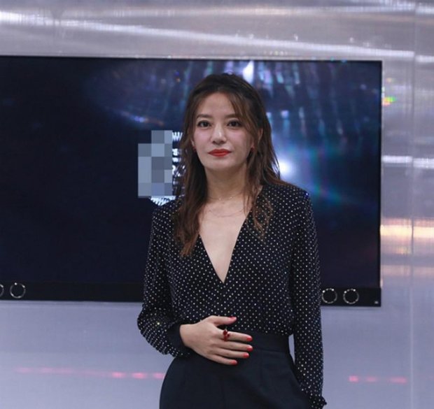 Én nhỏ Triệu Vy lộ da nhăn nheo, răng cái trắng cái ngà-6