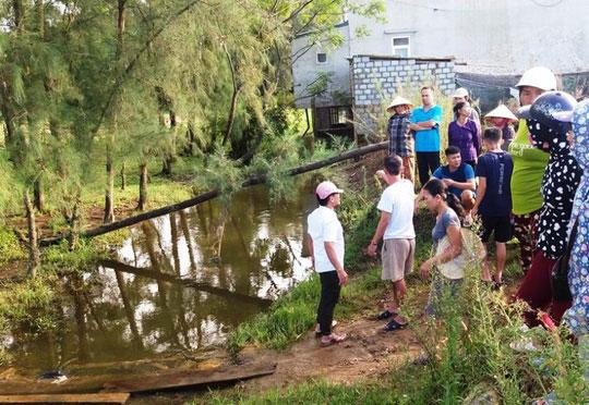 Bé 17 tháng tuổi chết đuối, gia đình mang thi thể tới UBND phường bắt đền-1