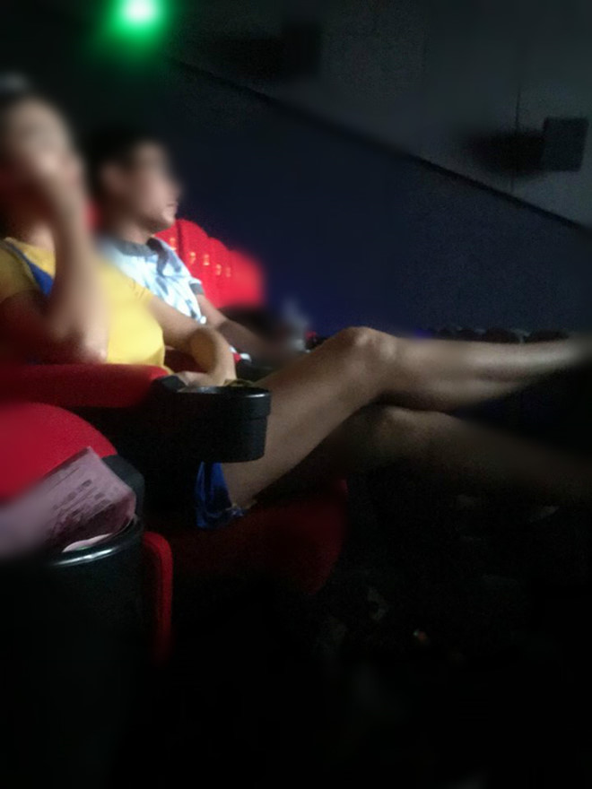 Hai cô gái chửi bới khi bị nhắc chiếm chỗ, gác chân lên ghế ở rạp phim-2