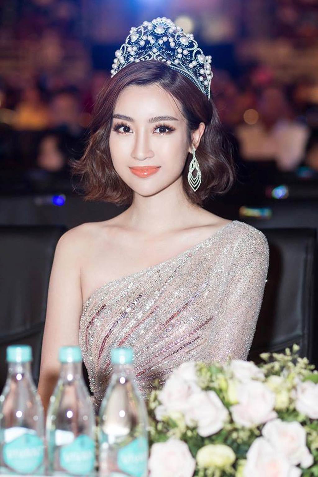 Loạt ảnh Đỗ Mỹ Linh xinh đẹp tựa nữ thần khi mặc váy mỏng như sương-1