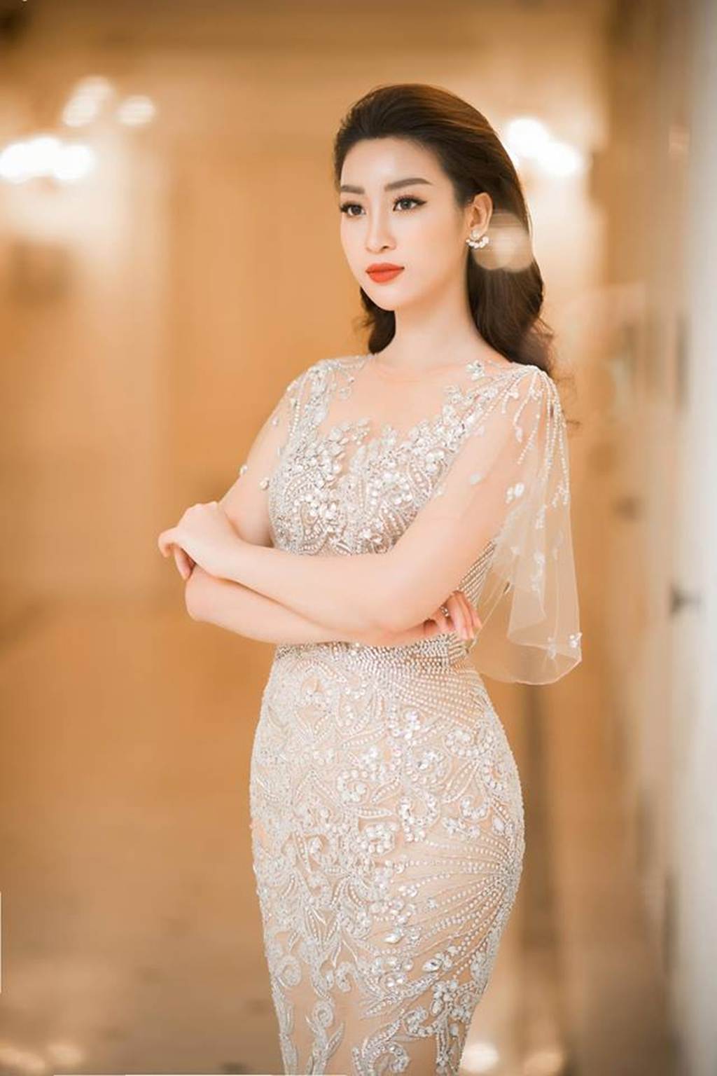 Loạt ảnh Đỗ Mỹ Linh xinh đẹp tựa nữ thần khi mặc váy mỏng như sương-11