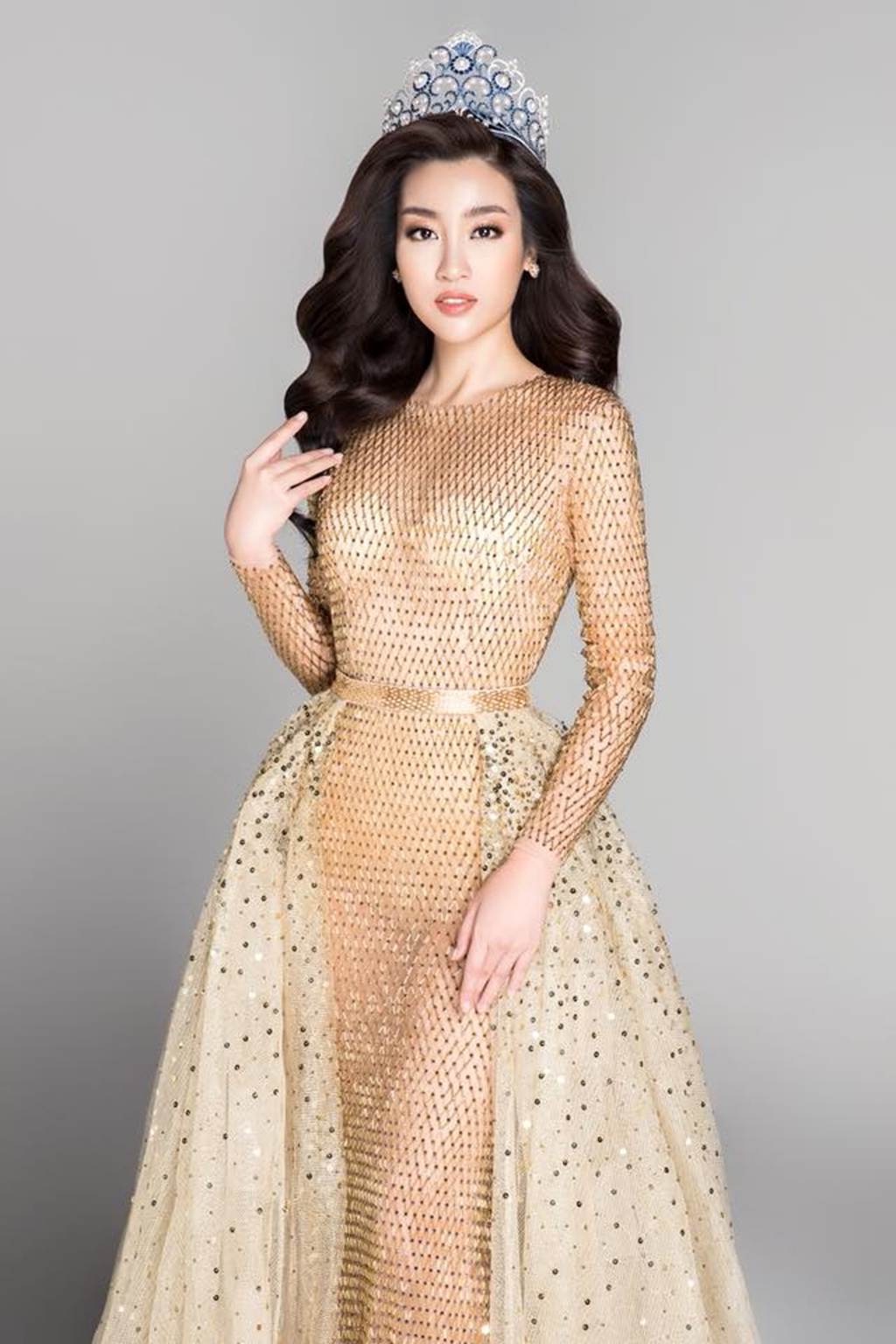 Loạt ảnh Đỗ Mỹ Linh xinh đẹp tựa nữ thần khi mặc váy mỏng như sương-13