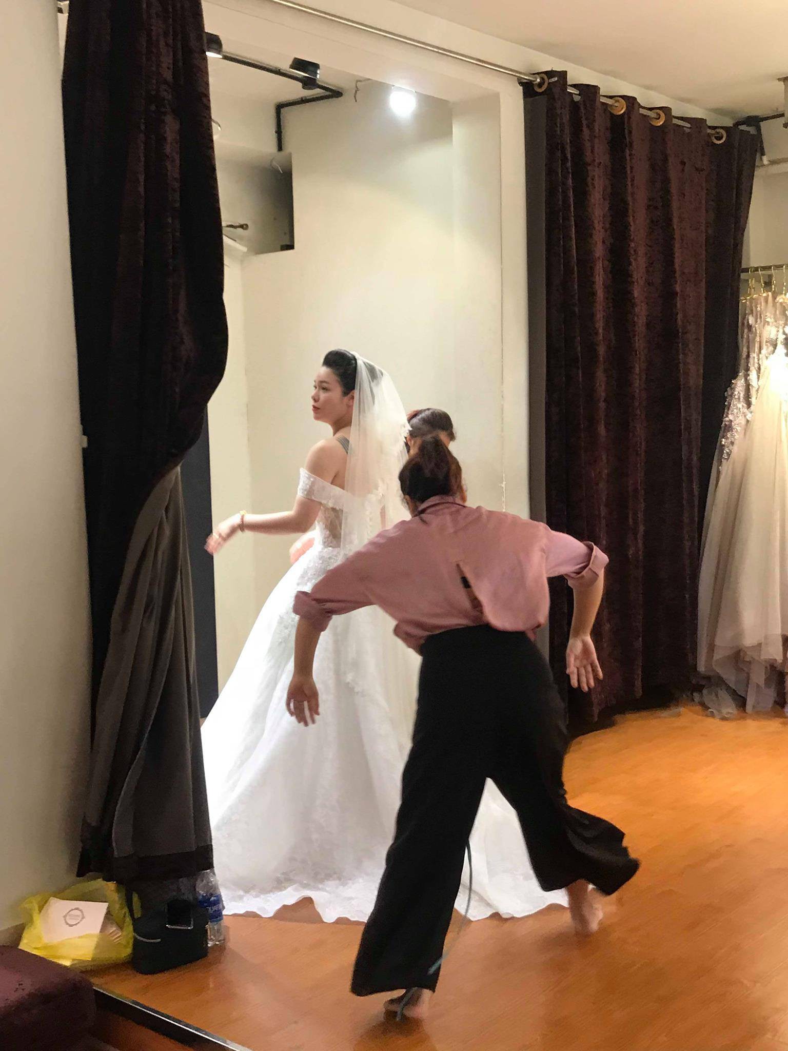 Rò rỉ ảnh được cho là Nhật Kim Anh đi thử váy cưới, dân mạng xôn xao đồn đoán-1