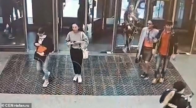 Mải chơi điện thoại, thiếu nữ Nga húc thủng cả cửa kính ở ga tàu điện rồi mắc kẹt tại chỗ-1