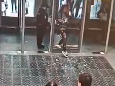 Mẹ mải đi vệ sinh không để ý, con gái 2 tuổi rơi từ tầng 28 xuống đất tử vong-4