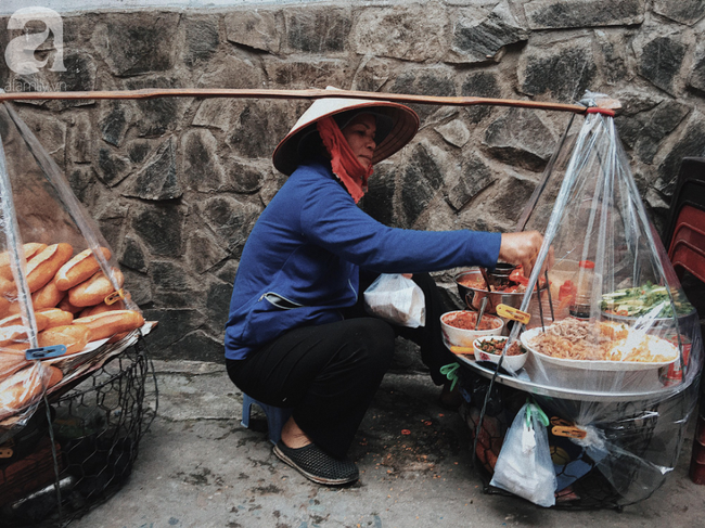 Gánh bánh mì ngon nhất Sài Gòn, 30 năm tuổi vẫn làm bao người say đắm:-4