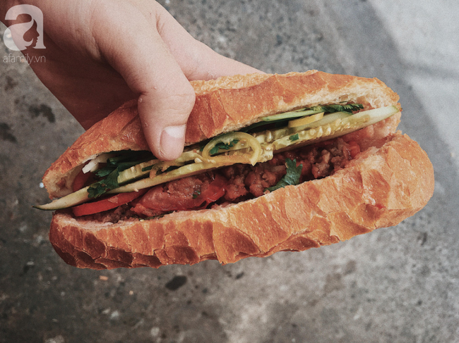 Gánh bánh mì ngon nhất Sài Gòn, 30 năm tuổi vẫn làm bao người say đắm:-9