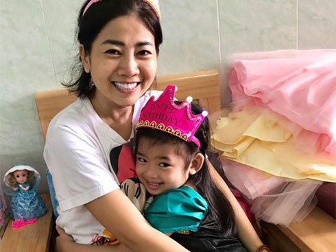 Để Mai Phương yên tâm trị bệnh, các mạnh thường quân giúp đỡ riêng hơn 500 triệu đồng để mở sổ tiết kiệm cho con gái cô