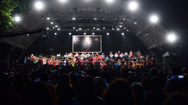 Thưởng thức hòa nhạc ngoài trời trên phố đi bộ Hồ Gươm-1