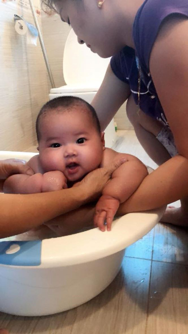 Diễn viên hài Chiến Thắng khoe ảnh con trai út với vợ thứ 3-5