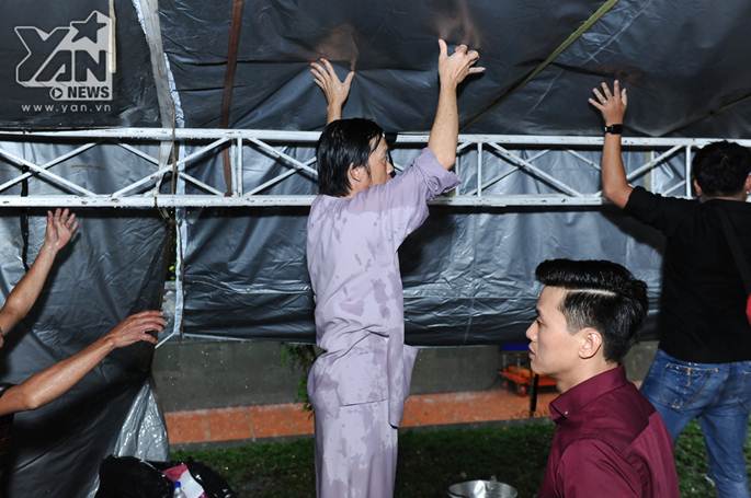 Xúc động khoảnh khắc Hoài Linh đội mưa giữ mái che để khán giả trú mưa ở nhà thờ Tổ-1