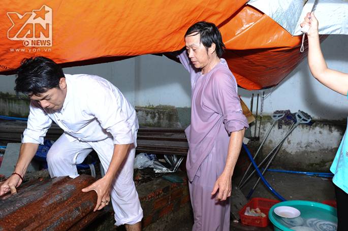 Xúc động khoảnh khắc Hoài Linh đội mưa giữ mái che để khán giả trú mưa ở nhà thờ Tổ-9