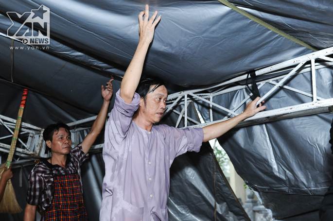 Xúc động khoảnh khắc Hoài Linh đội mưa giữ mái che để khán giả trú mưa ở nhà thờ Tổ-10