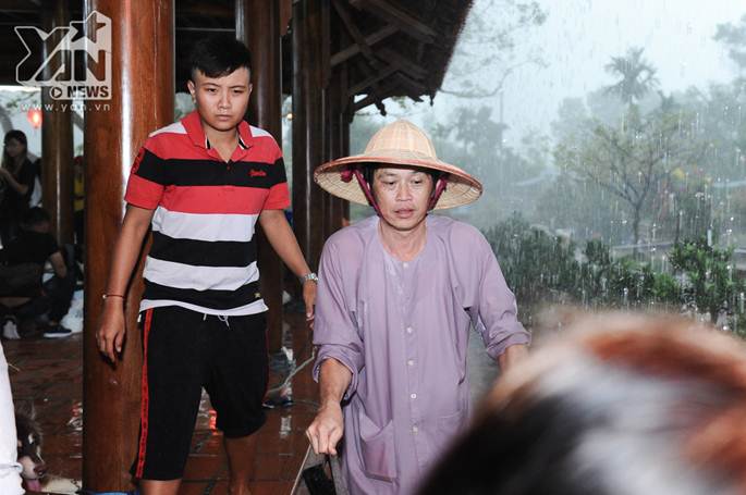 Xúc động khoảnh khắc Hoài Linh đội mưa giữ mái che để khán giả trú mưa ở nhà thờ Tổ-2