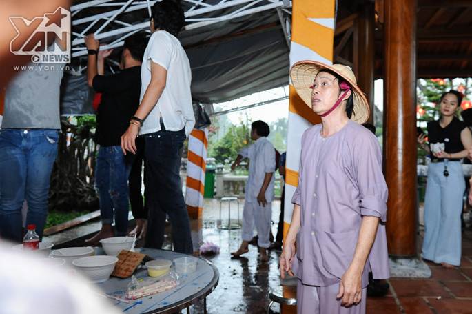 Xúc động khoảnh khắc Hoài Linh đội mưa giữ mái che để khán giả trú mưa ở nhà thờ Tổ-6