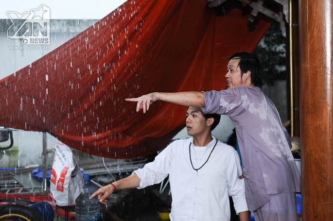 Xúc động khoảnh khắc Hoài Linh đội mưa giữ mái che để khán giả trú mưa ở nhà thờ Tổ-7