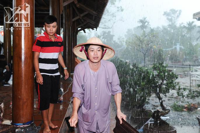 Xúc động khoảnh khắc Hoài Linh đội mưa giữ mái che để khán giả trú mưa ở nhà thờ Tổ-8