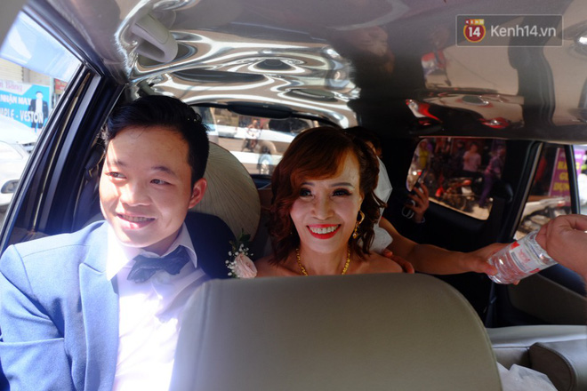 Cô dâu 62 tuổi mặc váy cưới, vượt 3 con suối về nhà chồng trong sự chào đón của mọi người-1