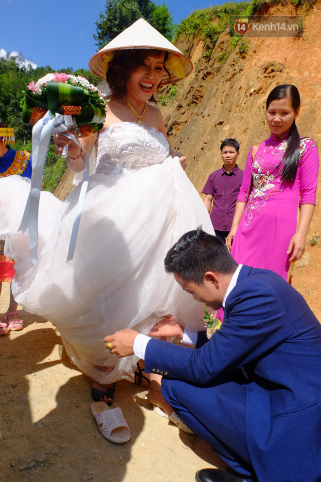 Cô dâu 62 tuổi mặc váy cưới, vượt 3 con suối về nhà chồng trong sự chào đón của mọi người-2