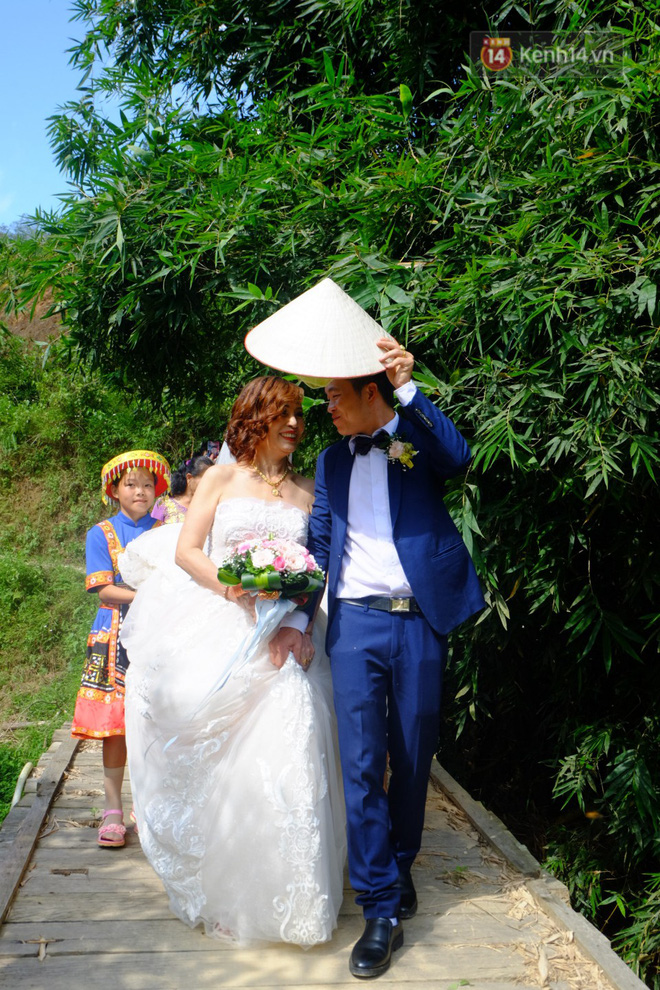 Cô dâu 62 tuổi mặc váy cưới, vượt 3 con suối về nhà chồng trong sự chào đón của mọi người-6