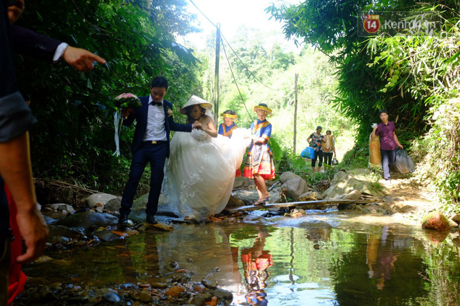 Cô dâu 62 tuổi mặc váy cưới, vượt 3 con suối về nhà chồng trong sự chào đón của mọi người-4